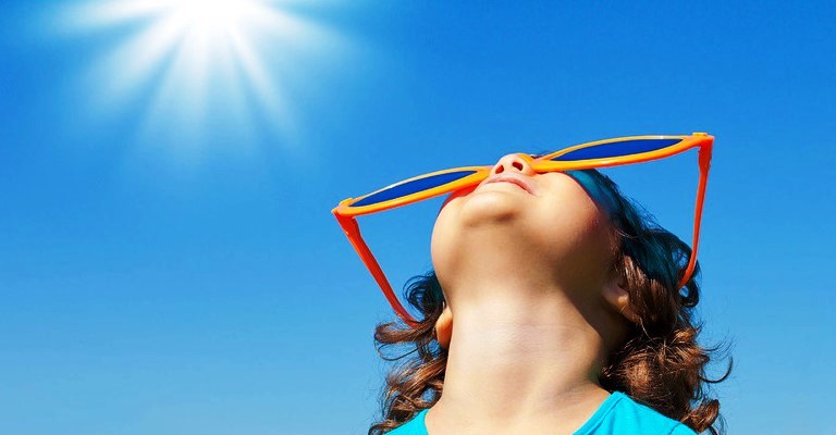 Seis cuidados com os olhos das crianças nas férias de verão