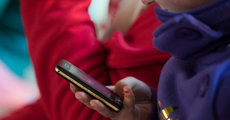 Professores alemães defendem proibição de celulares em escolas