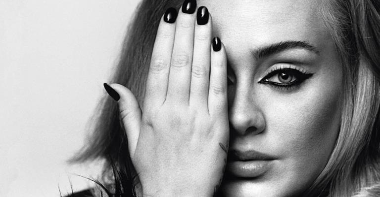 Adele assina contrato recorde com gravadora
