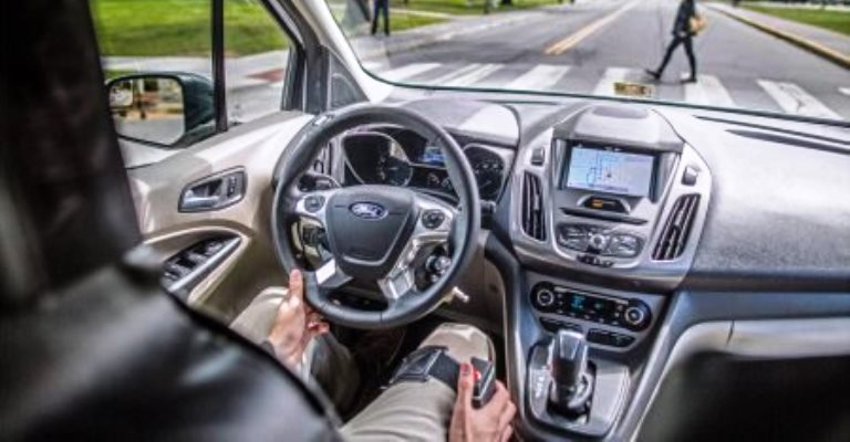 Ford testa comunicação entre carro autônomo e pedestres