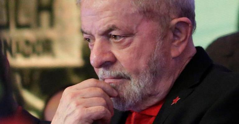 Lula é condenado a mais de 9 anos de prisão