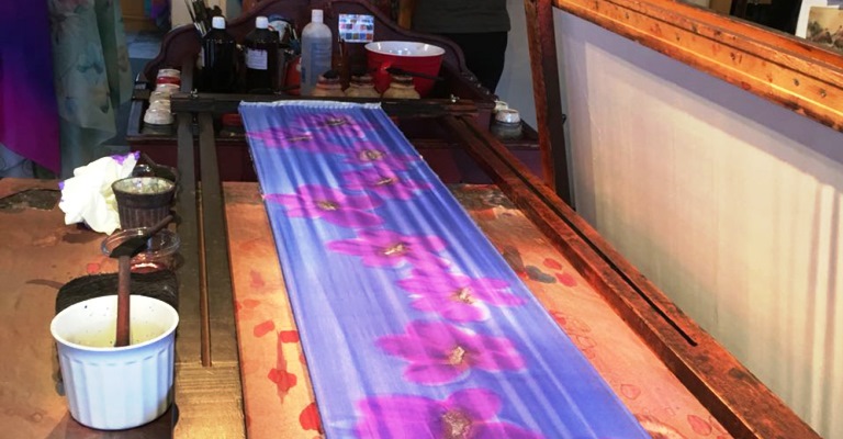 Os lenços de seda pintados à mão em Québec