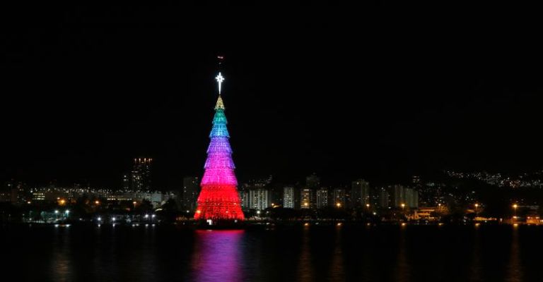 Rio inaugura maior árvore de Natal flutuante do mundo