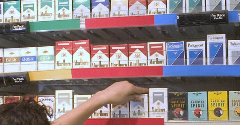Brasileiro gasta 16% do salário mínimo com maço de cigarro