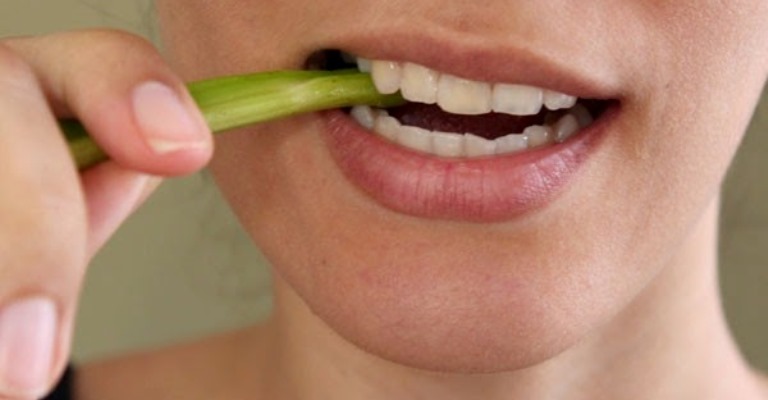 Hábitos que podem prejudicar os dentes e você não sabe