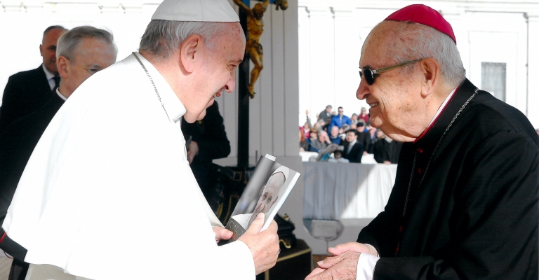 Papa Francisco recebe a versão brasileira do seu livro