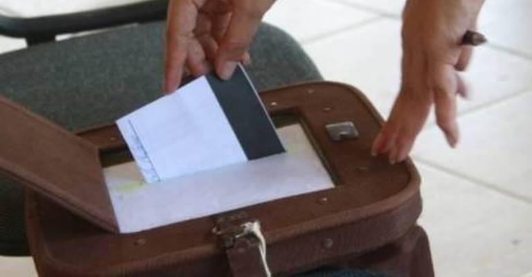 Mais de 10,6 mil brasileiros votarão em cédula de papel