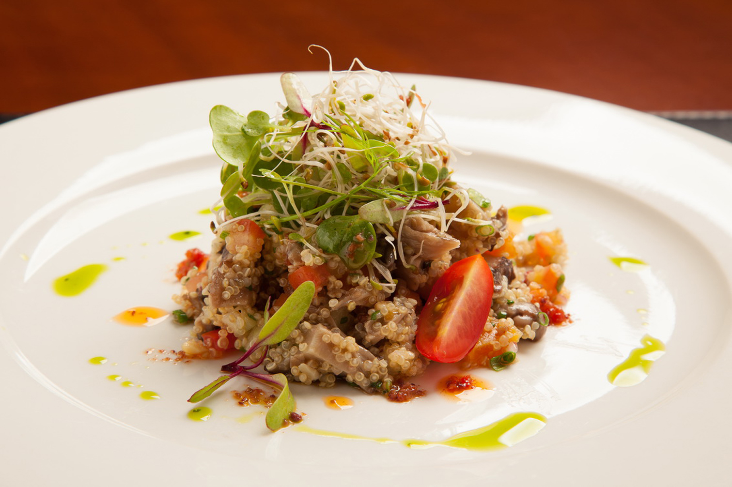 Salada de quinoa com legumes, uva passa e castanha de caju