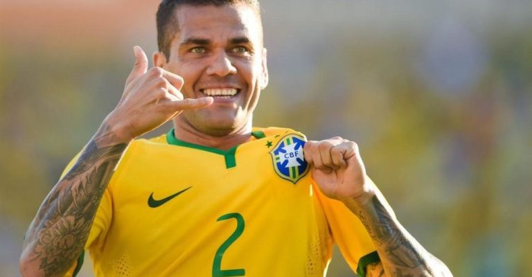 Daniel Alves é o novo capitão da seleção brasileira