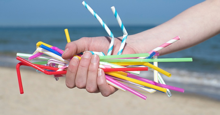 UE aprova proibição de produtos de plástico até 2021
