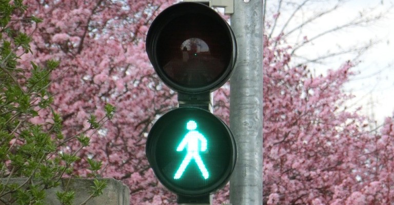 Semáforo inteligente prevê quando alguém quer atravessar a rua