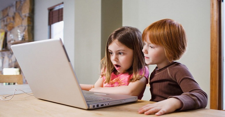 Como os pais devem lidar com o acesso das crianças à internet