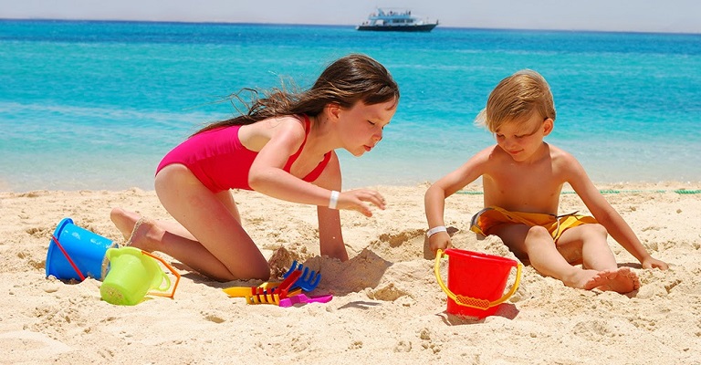 Especialista lista os principais cuidados que os pais devem ter com as crianças na praia