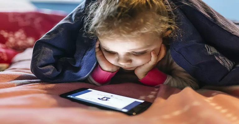 Tempo demais no celular faz mal à visão das crianças