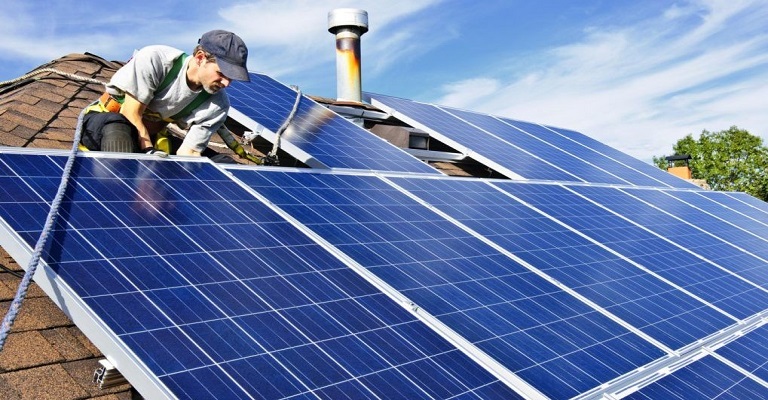 Brasil atinge 300 mil unidades consumidoras de energia solar nos telhados