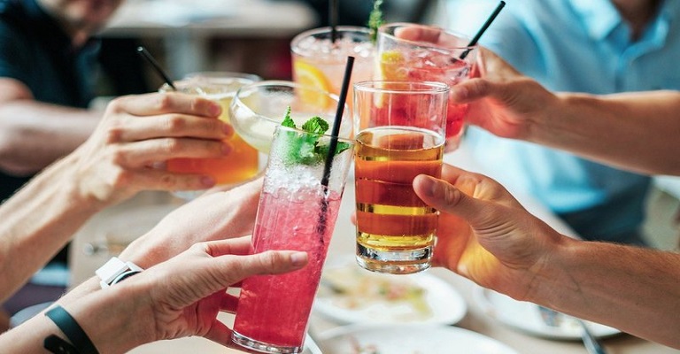 Bebida alcoólica engorda? Como o álcool interfere na rotina de quem quer emagrecer