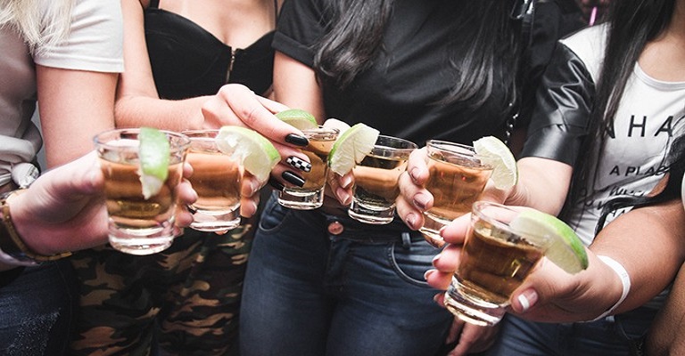 Consumo de bebida alcoólica afeta dieta de mulheres com compulsão alimentar