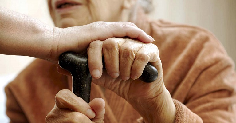 Médico adota técnica para apoiar pessoas a envelhecer sem dor