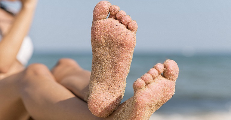 Cinco erros que prejudicam a saúde dos pés no verão