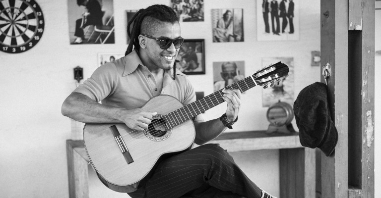 Alysson Salvador celebra 20 anos de carreira no álbum “Musicarama”
