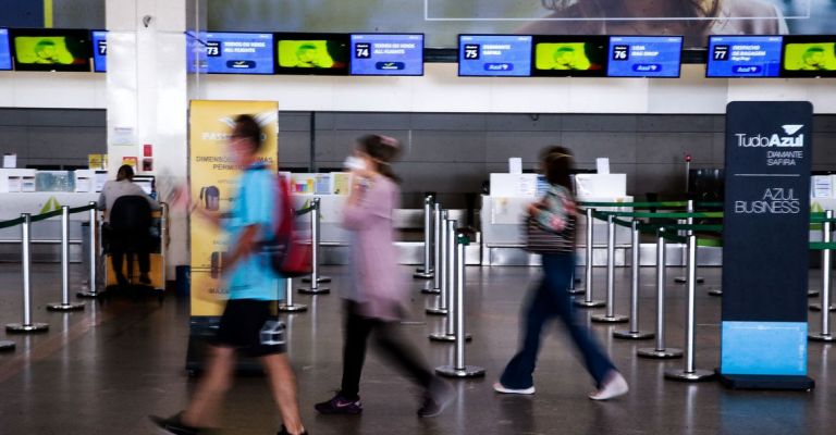 Regras para uso de máscaras em aviões e aeroportos ficam mais rígidas