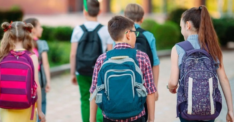 Mochilas escolares podem prejudicar a saúde da coluna das crianças e adolescentes  