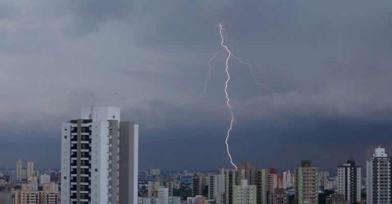 Média anual de raios deve subir de 77,8 para 100 milhões no Brasil