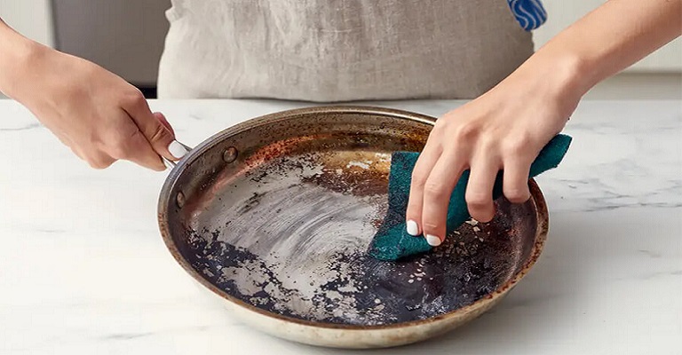 Como limpar panela queimada: com detergente, sal e muito mais!