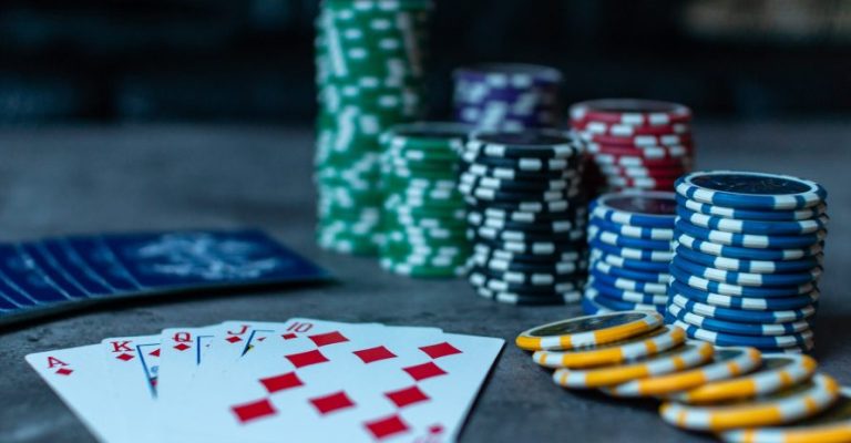 Justiça não reconhece relação de emprego entre clube de pôquer e trabalhador
