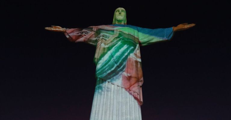 Monumento do Cristo Redentor recebe nova iluminação no Rio
