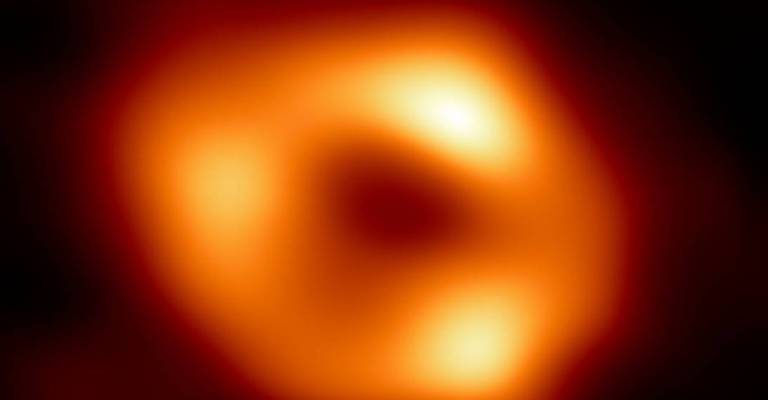 Cientistas divulgam foto inédita de buraco negro no centro da Via Láctea