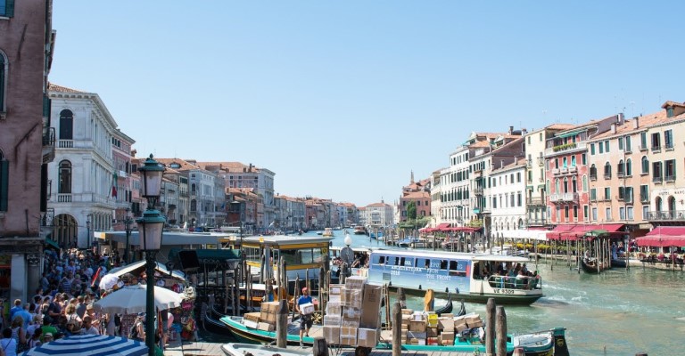 Veneza perde 14 mil moradores em 20 anos e sofre com turismo em excesso